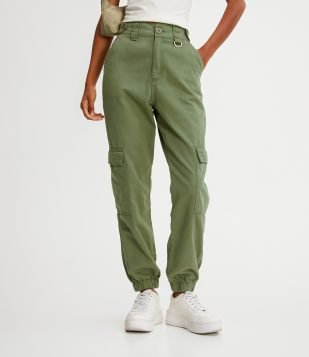Calça Jogger Cintura Alta com Detalhe de Fivela e Bolsos Cargo Verde Militar