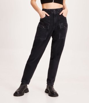 Calça Mom em Jeans com Bolsos Cargo e Barra Dobrada Preto