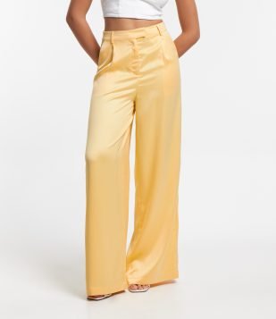 Calça Pantalona Acetinada com Cintura Média Amarelo