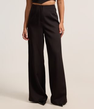 Calça Reta em Alfaiataria sem Cós e com Pences Preto