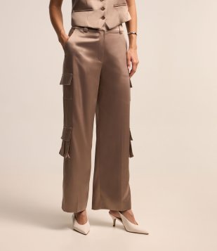 Calça Reta em Tecido Acetinado com Bolsos Cargo Bege