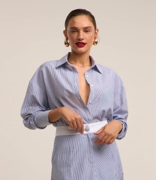 Camisa Alongada em Tricoline Listrado com Fio Tinto e Bolso Azul