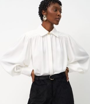 Camisa em Crepe com Franzido no Ombro e Botão Dourado em Destaque Off White