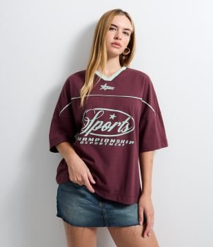 Camiseta Boxy com Estampa Sports e Detalhes nas Mangas Vermelho