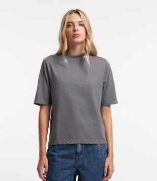 Camiseta em Algodão com Golinha Alta e Manga Curta Cinza