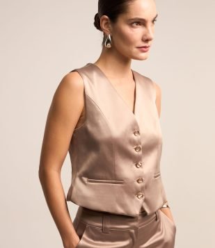 Colete em Tecido Acetinado com Abotoamento Frontal Marrom