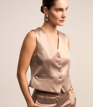Colete em Tecido Acetinado com Abotoamento Frontal Marrom
