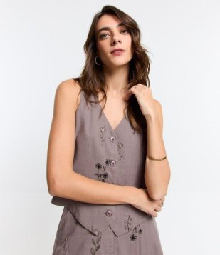 Colete em Viscolinho com Abotoamento e Bordado Floral Marrom