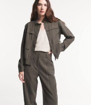 Jaqueta Bomber em Viscose com Bolsos Lapela e Pespontos Contrastantes Verde Oliva