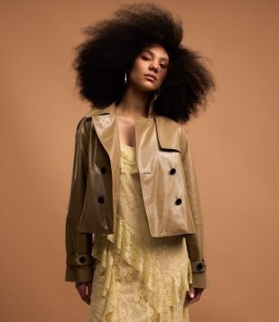 Jaqueta Cropped em Pu com Botões Bege