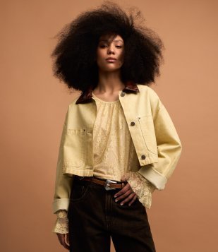Jaqueta Cropped em Sarja Dirty Washed com Gola Contrastante Amarelo