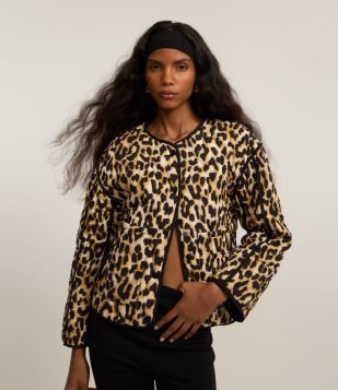 Jaqueta Trucker em Twill Animal Print com Bolsos Marrom