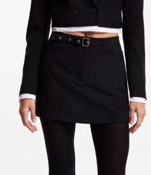Short Saia em Alfaiataria com Cinto e Fivela em Metal Preto