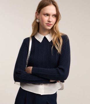 Suéter em Tricô com Gola Lapela e Aplicação de Tachas Azul Marinho/ Branco