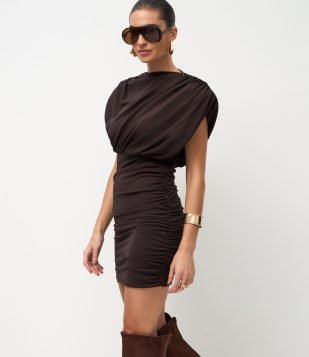 Vestido Curto em Microfibra com Ombreiras Marrom