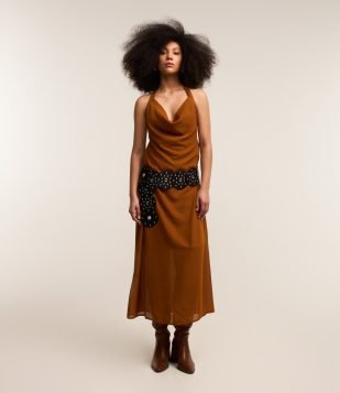 Vestido New Midi em Crepe e Decote Degagê Marrom