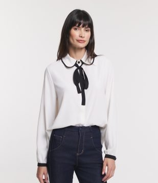 Camisa em Crepe com Gola Boneca e Laço Contrastante Branco