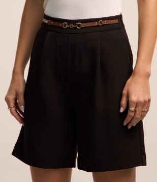 Bermuda Alfaiatada com Cinto Fivela Pequena e Pregas Preto