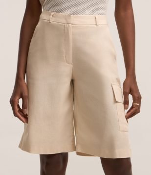 Bermuda Alongada em Viscolinho com Bolso Lateral Off White