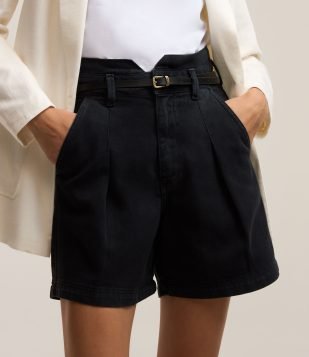 Bermuda em Sarja com Cinto Afivelado e Pregas Preto