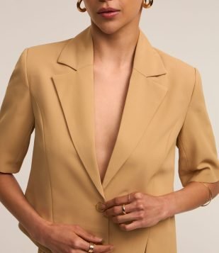 Blazer Alfaiatado com Gola Lapela e Fendinhas na Barra Bege