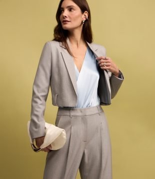 Blazer Cropped em Alfaiataria Transpassado com Cinto de Ilhós Cinza