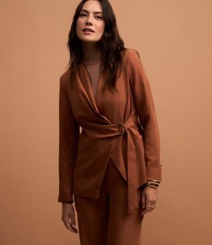 Blazer em Alfaiataria Transpassado com Fivela e Fechamento na Lateral Marrom