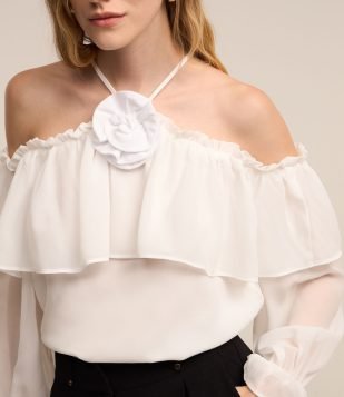 Blusa em Chiffon com Decote Ombro a Ombro e Aplicação de Flor Branco