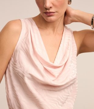 Blusa em Jacquard com Decote Degagê e Estampa Abstrata Rosa