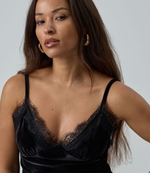 Blusa em Veludo com Alcinha e Detalhe Rendado no Busto Preto