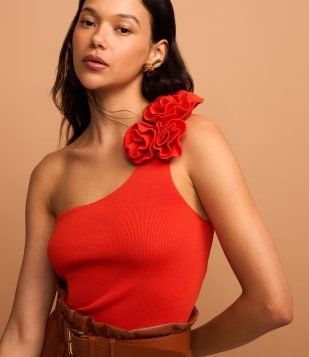 Blusa em Viscose com Aplicação de Flor no Ombro Laranja