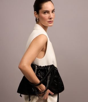 Bolsa Hobo Grande com Textura Matelassê e Detalhe em Corrente Preto