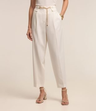 Calça Cenoura Alfaiatada com Cinto Corrente e Pregas Branco