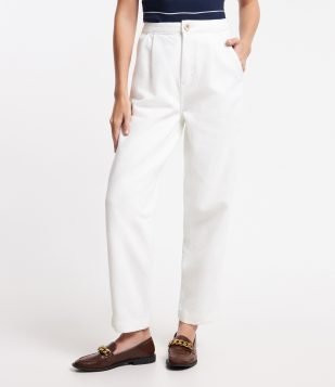 Calça Mom Cintura Alta em Sarja com Pregas e Bolsos Off White