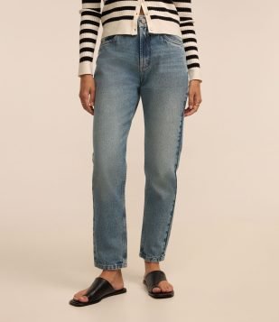 Calça Mom Cintura Média em Jeans Mamorizado Azul