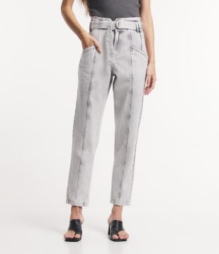Calça Mom Jeans com Cinto e Recortes Cinza