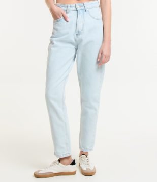Calça Mom em Jeans Delavê com Bolsos Azul