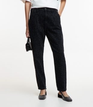 Calça Mom em Jeans com Bolsos e Estampa de Onça Preto