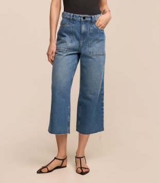 Calça Pantacourt em Jeans Destroyed com Barra Cortada Azul