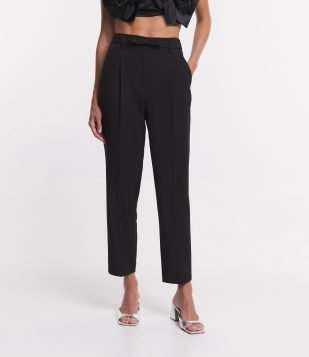 Calça Reta Alfaiatada com Cinto Laço e Frisos Preto