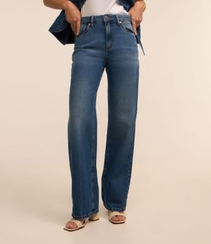 Calça Reta Comfort em Jeans com Bolsos e Frisos