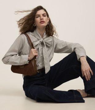 Camisa Boho em Tricoline com Gola Laço e Listras de Fio Tinto Cinza/Branco