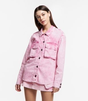 Camisa Overshirt em Sarja Estonada com Bolsos Cargo Rosa Marmorizado