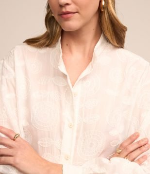 Camisa em Tricoline com Gola Padre e Bordado Floral Diferenciado Branco Neve