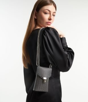 Carteira Porta Celular Grande com Strass e Alça de Corrente Preto