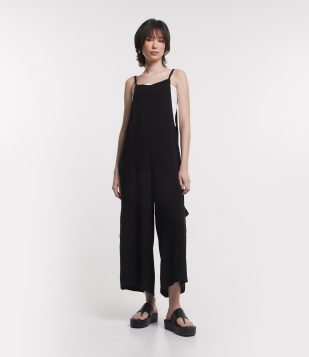 Macacão em Viscose com Bolso Cargo e Alcinha com Regulador Preto