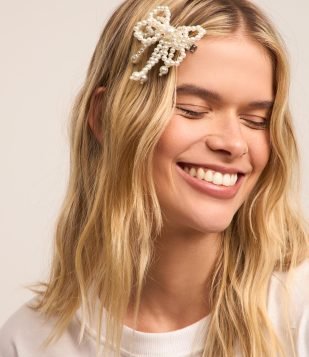 Presilha de Cabelo em Pérola Formato Laço Duplo Off White