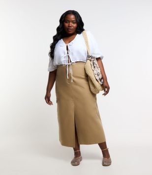 Saia Midi em Sarja com Bolsos Cargo e Fenda Frontal Curve & Plus Size Bege