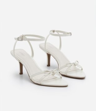 Sandália Bico Folha com Salto Fino e Laço Aplicado Off White