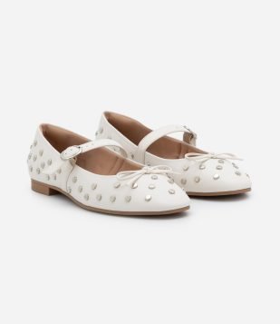 Sapatilha com Tachas e Tira com Fivela Off White